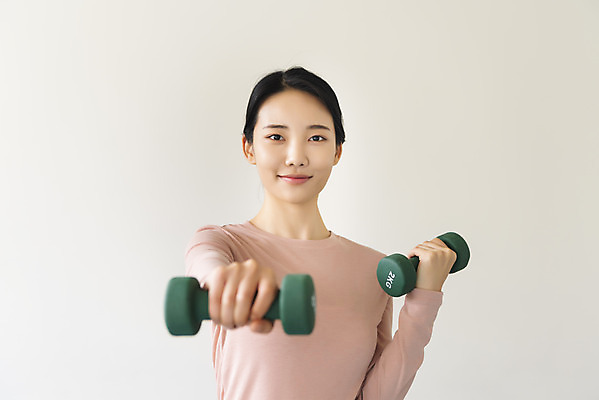 포토 JPG 우먼라이프 여자 실내 한명 미소 들기 상반신 20대 성인 앞모습 건강관리 아령 한국인 웨이트트레이닝 손뻗기 싱글라이프 성인여자한명만 홈트레이닝 국내포토 1 라이프스타일 뷰포인트 모션 표정 건강 관리 사람 동양인 청년 내부 운동 여자한명만 성인여자만 파일형식