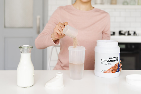 포토 JPG 우먼라이프 여자 실내 한명 들기 상반신 20대 성인 앞모습 아웃포커스 건강관리 한국인 우유 붓기 우유병 물통 계량스푼 싱글라이프 성인여자한명만 단백질쉐이크 국내포토 1 라이프스타일 뷰포인트 모션 주방용품 병_용기 유제품 촬영기법 건강 관리 사람 동양인 청년 내부 쉐이크 여자한명만 성인여자만 파일형식