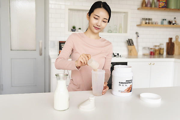 포토 JPG 우먼라이프 여자 실내 한명 미소 들기 상반신 20대 성인 앞모습 건강관리 한국인 우유 붓기 우유병 물통 계량스푼 싱글라이프 성인여자한명만 단백질쉐이크 국내포토 1 라이프스타일 뷰포인트 모션 주방용품 병_용기 유제품 표정 건강 관리 사람 동양인 청년 내부 쉐이크 여자한명만 성인여자만 파일형식