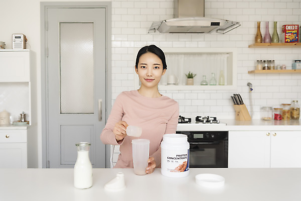 포토 JPG 우먼라이프 응시 여자 실내 한명 미소 들기 상반신 20대 성인 앞모습 건강관리 한국인 우유 우유병 물통 계량스푼 싱글라이프 성인여자한명만 단백질쉐이크 국내포토 1 라이프스타일 시선 뷰포인트 모션 주방용품 병_용기 유제품 표정 건강 관리 사람 동양인 청년 내부 쉐이크 여자한명만 성인여자만 파일형식