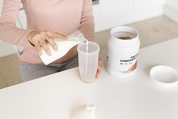 포토 JPG 우먼라이프 여자 실내 한명 들기 상반신 20대 성인 옆모습 건강관리 한국인 우유 붓기 우유병 물통 싱글라이프 성인여자한명만 단백질쉐이크 국내포토 1 라이프스타일 뷰포인트 모션 병_용기 유제품 건강 관리 사람 동양인 청년 내부 쉐이크 여자한명만 성인여자만 파일형식