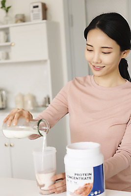 포토 JPG 우먼라이프 여자 실내 한명 미소 들기 상반신 20대 성인 옆모습 아웃포커스 건강관리 한국인 우유 붓기 우유병 물통 싱글라이프 성인여자한명만 단백질쉐이크 국내포토 1 라이프스타일 뷰포인트 모션 병_용기 유제품 촬영기법 표정 건강 관리 사람 동양인 청년 내부 쉐이크 여자한명만 성인여자만 파일형식