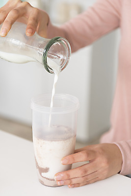 포토 JPG 우먼라이프 여자 실내 한명 들기 상반신 20대 성인 옆모습 아웃포커스 건강관리 한국인 우유 붓기 우유병 물통 싱글라이프 성인여자한명만 단백질쉐이크 국내포토 1 라이프스타일 뷰포인트 모션 병_용기 유제품 촬영기법 건강 관리 사람 동양인 청년 내부 쉐이크 여자한명만 성인여자만 파일형식