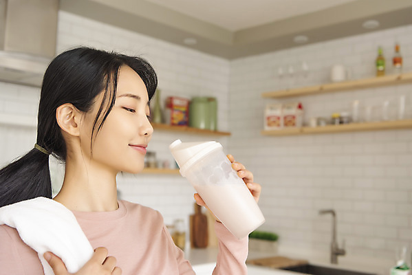 포토 JPG 우먼라이프 여자 실내 한명 미소 들기 상반신 20대 성인 옆모습 아웃포커스 수건 건강관리 한국인 마시기 물통 싱글라이프 성인여자한명만 단백질쉐이크 국내포토 1 라이프스타일 뷰포인트 모션 촬영기법 표정 건강 관리 사람 동양인 청년 내부 위생용품 쉐이크 여자한명만 성인여자만 파일형식