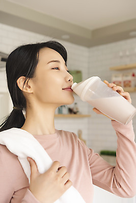 포토 JPG 우먼라이프 여자 실내 한명 미소 들기 상반신 20대 성인 옆모습 아웃포커스 수건 건강관리 한국인 마시기 물통 싱글라이프 성인여자한명만 단백질쉐이크 국내포토 1 라이프스타일 뷰포인트 모션 촬영기법 표정 건강 관리 사람 동양인 청년 내부 위생용품 쉐이크 여자한명만 성인여자만 파일형식