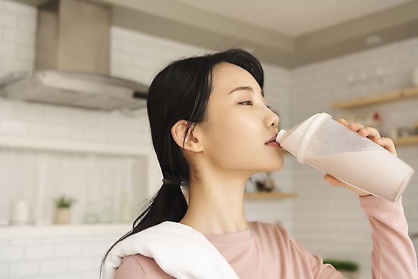 포토 JPG 우먼라이프 여자 실내 한명 들기 상반신 20대 성인 옆모습 아웃포커스 수건 건강관리 한국인 마시기 물통 싱글라이프 성인여자한명만 단백질쉐이크 국내포토 1 라이프스타일 뷰포인트 모션 촬영기법 건강 관리 사람 동양인 청년 내부 위생용품 쉐이크 여자한명만 성인여자만 파일형식