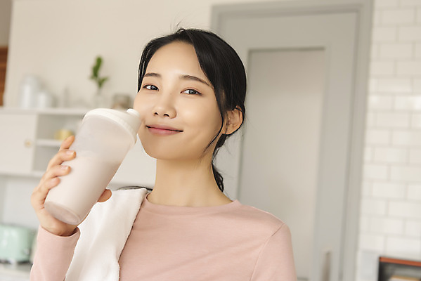 포토 JPG 우먼라이프 응시 여자 실내 한명 미소 들기 상반신 20대 성인 옆모습 아웃포커스 수건 건강관리 한국인 물통 싱글라이프 성인여자한명만 단백질쉐이크 국내포토 1 라이프스타일 시선 뷰포인트 모션 촬영기법 표정 건강 관리 사람 동양인 청년 내부 위생용품 쉐이크 여자한명만 성인여자만 파일형식