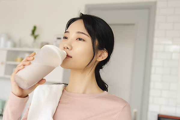 포토 JPG 우먼라이프 여자 실내 한명 들기 상반신 20대 성인 옆모습 아웃포커스 수건 건강관리 한국인 마시기 물통 싱글라이프 성인여자한명만 단백질쉐이크 국내포토 1 라이프스타일 뷰포인트 모션 촬영기법 건강 관리 사람 동양인 청년 내부 위생용품 쉐이크 여자한명만 성인여자만 파일형식