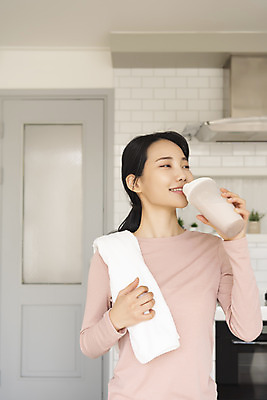 포토 JPG 우먼라이프 여자 실내 한명 미소 들기 상반신 20대 성인 앞모습 수건 건강관리 한국인 마시기 물통 싱글라이프 성인여자한명만 단백질쉐이크 국내포토 1 라이프스타일 뷰포인트 모션 표정 건강 관리 사람 동양인 청년 내부 위생용품 쉐이크 여자한명만 성인여자만 파일형식