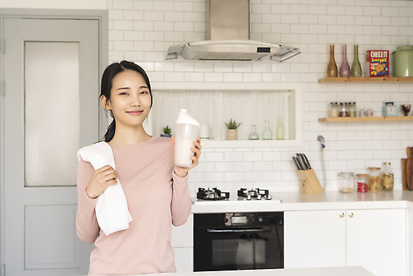 포토 JPG 우먼라이프 응시 여자 실내 한명 미소 들기 상반신 20대 성인 앞모습 수건 건강관리 한국인 물통 싱글라이프 성인여자한명만 단백질쉐이크 국내포토 1 라이프스타일 시선 뷰포인트 모션 표정 건강 관리 사람 동양인 청년 내부 위생용품 쉐이크 여자한명만 성인여자만 파일형식