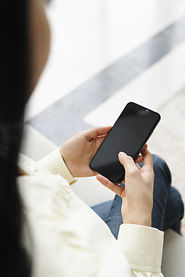 포토 JPG 우먼라이프 여자 실내 한명 들기 앉기 상반신 20대 성인 옆모습 스마트폰 한국인 소프트포커스 싱글라이프 성인여자한명만 국내포토 1 라이프스타일 뷰포인트 모션 촬영기법 사람 동양인 청년 내부 핸드폰 스마트기기 여자한명만 성인여자만 파일형식