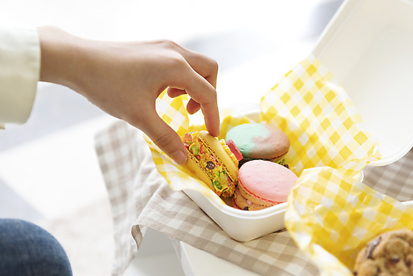 포토 JPG 우먼라이프 손 디저트 실내 들기 신체부위 마카롱 포장용기 싱글라이프 국내포토 라이프스타일 음식 모션 사람 내부 포장재료 파일형식