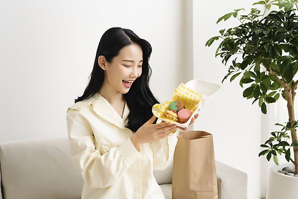 포토 JPG 우먼라이프 응시 여자 화분 디저트 실내 한명 미소 들기 상반신 20대 성인 옆모습 종이봉투 한국인 마카롱 싱글라이프 성인여자한명만 국내포토 1 라이프스타일 시선 음식 뷰포인트 모션 봉투 표정 사람 동양인 청년 내부 여자한명만 성인여자만 파일형식