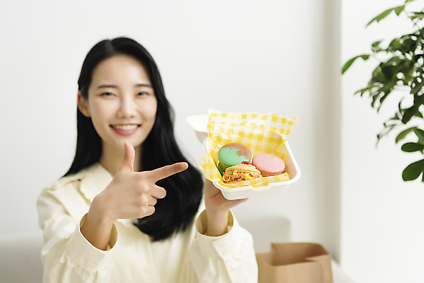 포토 JPG 우먼라이프 여자 디저트 실내 한명 미소 들기 상반신 20대 성인 앞모습 아웃포커스 한국인 가리킴 마카롱 싱글라이프 성인여자한명만 국내포토 1 라이프스타일 음식 뷰포인트 모션 촬영기법 표정 사람 동양인 손짓 청년 내부 여자한명만 성인여자만 파일형식