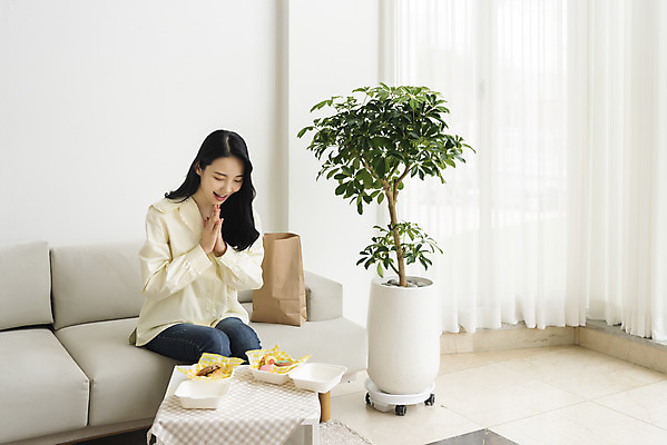 포토 JPG 우먼라이프 여자 화분 탁자 디저트 실내 한명 미소 앉기 상반신 20대 성인 옆모습 소파 한국인 즐거움 손맞댄 싱글라이프 성인여자한명만 국내포토 1 라이프스타일 감정 음식 뷰포인트 가구 의자 모션 표정 사람 동양인 청년 내부 여자한명만 성인여자만 파일형식
