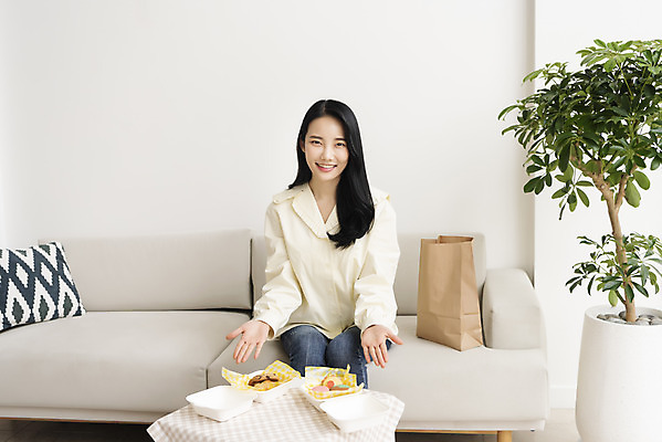 포토 JPG 우먼라이프 응시 여자 화분 탁자 디저트 실내 한명 미소 앉기 상반신 20대 성인 앞모습 소파 종이봉투 한국인 보여주기 싱글라이프 성인여자한명만 국내포토 1 라이프스타일 시선 음식 뷰포인트 가구 의자 모션 봉투 표정 사람 동양인 청년 내부 여자한명만 성인여자만 파일형식