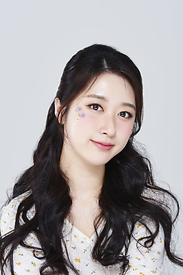 포토 JPG 스튜디오촬영 응시 여자 회색배경 실내 한명 미소 상반신 20대 성인 앞모습 화장 뷰티 한국인 청순 의료성형뷰티 성인여자한명만 강조 국내포토 1 시선 뷰포인트 백그라운드 컨셉 표정 사람 동양인 청년 내부 회색 여자한명만 성인여자만 파일형식