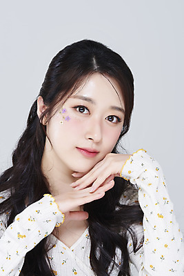 포토 JPG 스튜디오촬영 응시 여자 회색배경 실내 한명 미소 손짓 상반신 20대 성인 앞모습 화장 뷰티 한국인 청순 의료성형뷰티 성인여자한명만 강조 국내포토 1 시선 뷰포인트 백그라운드 컨셉 모션 표정 사람 동양인 청년 내부 회색 여자한명만 성인여자만 파일형식