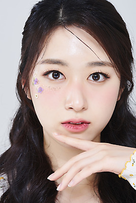 포토 JPG 스튜디오촬영 응시 여자 얼굴 회색배경 실내 한명 손짓 근접촬영 상반신 20대 성인 앞모습 화장 뷰티 한국인 청순 의료성형뷰티 성인여자한명만 강조 국내포토 1 시선 뷰포인트 백그라운드 컨셉 모션 사람 동양인 청년 내부 신체부위 회색 여자한명만 성인여자만 파일형식