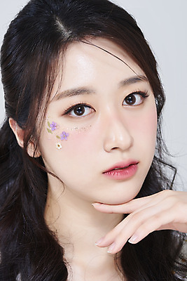 포토 JPG 스튜디오촬영 응시 여자 얼굴 회색배경 실내 한명 손짓 근접촬영 상반신 20대 성인 앞모습 화장 뷰티 한국인 청순 의료성형뷰티 성인여자한명만 강조 국내포토 1 시선 뷰포인트 백그라운드 컨셉 모션 사람 동양인 청년 내부 신체부위 회색 여자한명만 성인여자만 파일형식