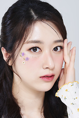 포토 JPG 스튜디오촬영 응시 여자 얼굴 회색배경 실내 한명 손짓 근접촬영 상반신 20대 성인 앞모습 화장 뷰티 한국인 청순 의료성형뷰티 성인여자한명만 강조 국내포토 1 시선 뷰포인트 백그라운드 컨셉 모션 사람 동양인 청년 내부 신체부위 회색 여자한명만 성인여자만 파일형식