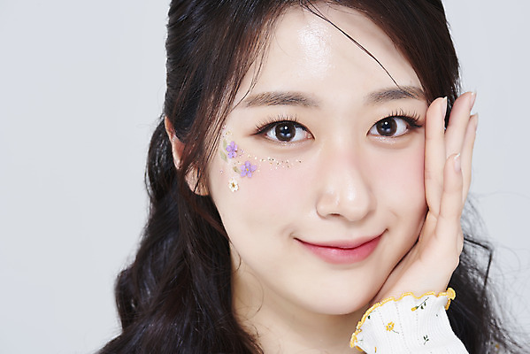 포토 JPG 스튜디오촬영 응시 여자 얼굴 회색배경 실내 한명 미소 근접촬영 상반신 20대 성인 앞모습 화장 뷰티 턱괴기 한국인 청순 의료성형뷰티 성인여자한명만 강조 국내포토 1 시선 뷰포인트 백그라운드 컨셉 모션 표정 사람 동양인 청년 내부 신체부위 회색 여자한명만 성인여자만 파일형식