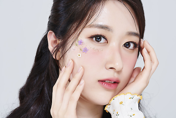 포토 JPG 스튜디오촬영 응시 여자 얼굴 회색배경 실내 한명 손짓 근접촬영 상반신 20대 성인 앞모습 화장 뷰티 한국인 청순 의료성형뷰티 성인여자한명만 강조 국내포토 1 시선 뷰포인트 백그라운드 컨셉 모션 사람 동양인 청년 내부 신체부위 회색 여자한명만 성인여자만 파일형식