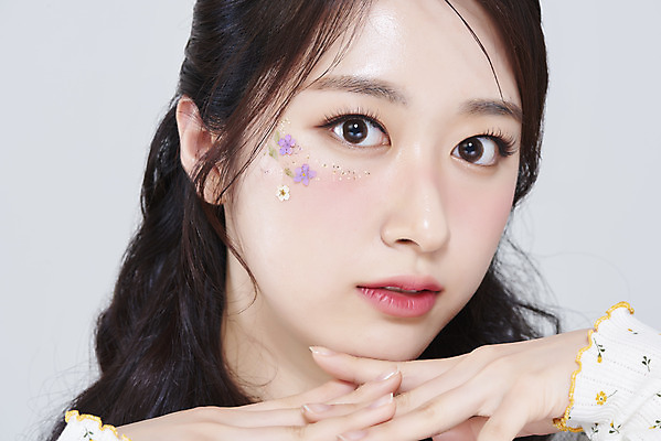 포토 JPG 스튜디오촬영 응시 여자 얼굴 회색배경 실내 한명 손짓 근접촬영 상반신 20대 성인 앞모습 화장 뷰티 한국인 청순 의료성형뷰티 성인여자한명만 강조 국내포토 1 시선 뷰포인트 백그라운드 컨셉 모션 사람 동양인 청년 내부 신체부위 회색 여자한명만 성인여자만 파일형식