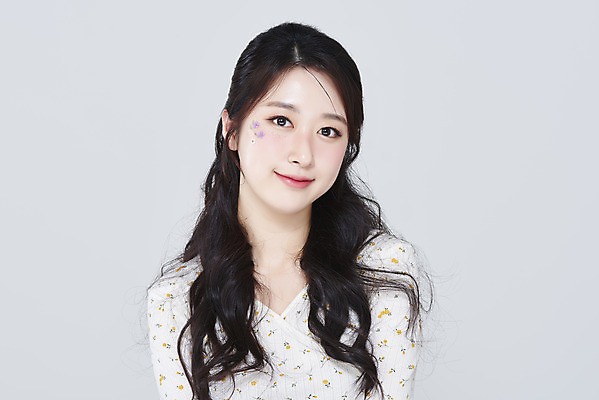 포토 JPG 스튜디오촬영 응시 여자 회색배경 실내 한명 미소 상반신 20대 성인 앞모습 화장 뷰티 한국인 청순 의료성형뷰티 성인여자한명만 강조 국내포토 1 시선 뷰포인트 백그라운드 컨셉 표정 사람 동양인 청년 내부 회색 여자한명만 성인여자만 파일형식