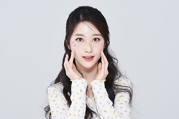 포토 JPG 스튜디오촬영 응시 여자 회색배경 실내 한명 미소 손짓 상반신 20대 성인 앞모습 화장 뷰티 한국인 청순 의료성형뷰티 성인여자한명만 강조 국내포토 1 시선 뷰포인트 백그라운드 컨셉 모션 표정 사람 동양인 청년 내부 회색 여자한명만 성인여자만 파일형식