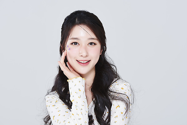 포토 JPG 스튜디오촬영 응시 여자 회색배경 실내 한명 미소 손짓 상반신 20대 성인 앞모습 화장 뷰티 한국인 청순 의료성형뷰티 성인여자한명만 강조 국내포토 1 시선 뷰포인트 백그라운드 컨셉 모션 표정 사람 동양인 청년 내부 회색 여자한명만 성인여자만 파일형식