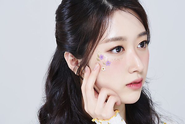 포토 JPG 스튜디오촬영 여자 얼굴 회색배경 실내 한명 손짓 근접촬영 상반신 20대 성인 옆모습 화장 뷰티 한국인 청순 의료성형뷰티 성인여자한명만 강조 국내포토 1 뷰포인트 백그라운드 컨셉 모션 사람 동양인 청년 내부 신체부위 회색 여자한명만 성인여자만 파일형식