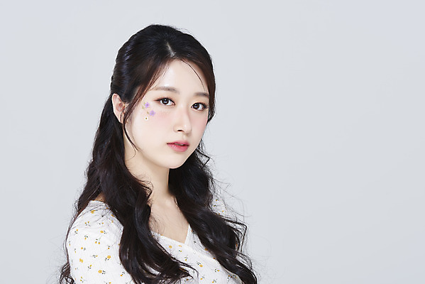 포토 JPG 스튜디오촬영 응시 여자 회색배경 실내 한명 상반신 20대 성인 옆모습 화장 뷰티 한국인 청순 의료성형뷰티 성인여자한명만 강조 국내포토 1 시선 뷰포인트 백그라운드 컨셉 사람 동양인 청년 내부 회색 여자한명만 성인여자만 파일형식