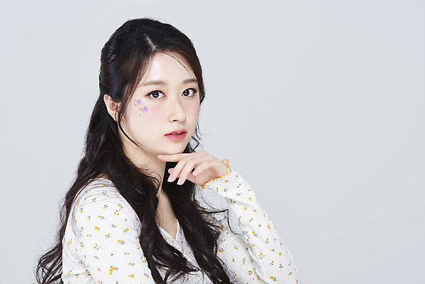 포토 JPG 스튜디오촬영 응시 여자 회색배경 실내 한명 상반신 20대 성인 옆모습 화장 뷰티 턱괴기 한국인 청순 의료성형뷰티 성인여자한명만 강조 국내포토 1 시선 뷰포인트 백그라운드 컨셉 모션 사람 동양인 청년 내부 회색 여자한명만 성인여자만 파일형식