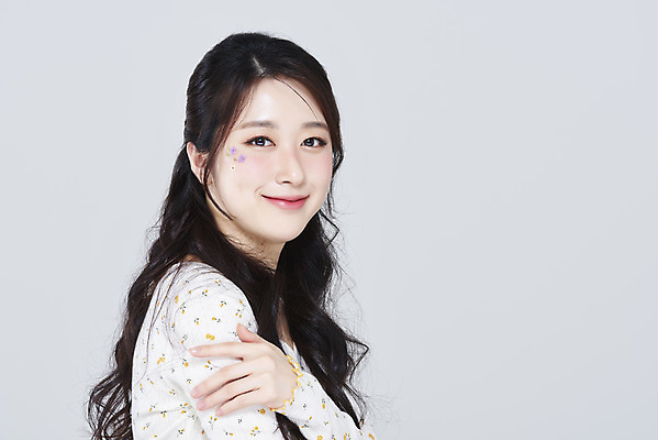 포토 JPG 스튜디오촬영 응시 여자 회색배경 실내 한명 미소 상반신 20대 성인 옆모습 화장 뷰티 한국인 청순 의료성형뷰티 성인여자한명만 강조 국내포토 1 시선 뷰포인트 백그라운드 컨셉 표정 사람 동양인 청년 내부 회색 여자한명만 성인여자만 파일형식