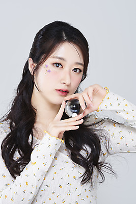 포토 JPG 스튜디오촬영 응시 여자 회색배경 실내 한명 들기 상반신 20대 성인 앞모습 화장 뷰티 한국인 유리구슬 청순 의료성형뷰티 성인여자한명만 국내포토 1 시선 뷰포인트 백그라운드 컨셉 모션 유리 사람 동양인 청년 내부 회색 구슬 여자한명만 성인여자만 파일형식