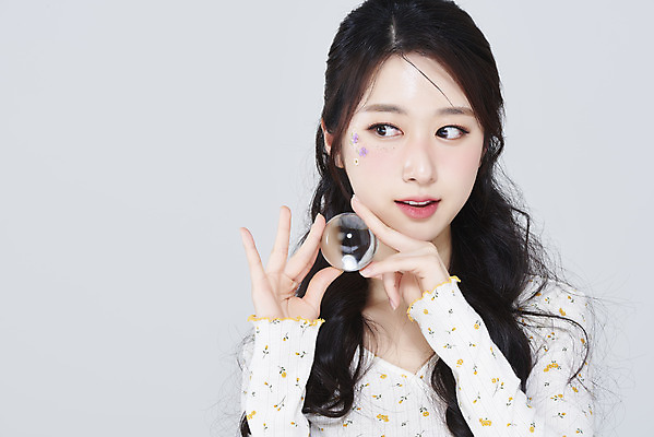 포토 JPG 스튜디오촬영 응시 여자 회색배경 실내 한명 들기 상반신 20대 성인 앞모습 화장 뷰티 한국인 유리구슬 청순 의료성형뷰티 성인여자한명만 국내포토 1 시선 뷰포인트 백그라운드 컨셉 모션 유리 사람 동양인 청년 내부 회색 구슬 여자한명만 성인여자만 파일형식