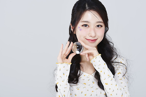 포토 JPG 스튜디오촬영 응시 여자 회색배경 실내 한명 미소 들기 상반신 20대 성인 앞모습 화장 뷰티 한국인 유리구슬 청순 의료성형뷰티 성인여자한명만 국내포토 1 시선 뷰포인트 백그라운드 컨셉 모션 유리 표정 사람 동양인 청년 내부 회색 구슬 여자한명만 성인여자만 파일형식