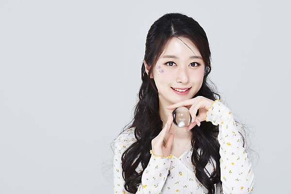 포토 JPG 스튜디오촬영 응시 여자 회색배경 실내 한명 미소 들기 상반신 20대 성인 앞모습 화장 뷰티 한국인 유리구슬 청순 의료성형뷰티 성인여자한명만 국내포토 1 시선 뷰포인트 백그라운드 컨셉 모션 유리 표정 사람 동양인 청년 내부 회색 구슬 여자한명만 성인여자만 파일형식