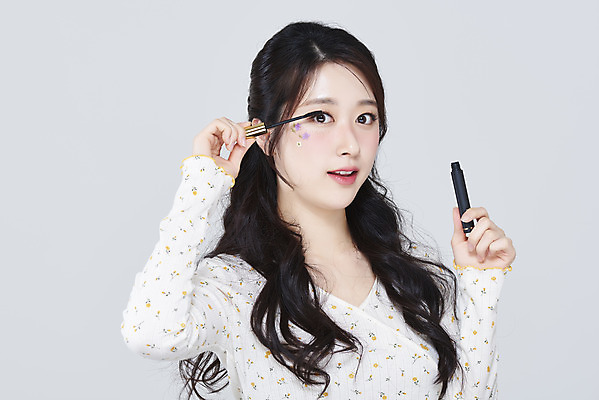 포토 JPG 스튜디오촬영 응시 여자 회색배경 실내 한명 들기 상반신 20대 성인 앞모습 화장 뷰티 한국인 마스카라 아이메이크업 청순 의료성형뷰티 성인여자한명만 국내포토 1 시선 뷰포인트 백그라운드 컨셉 모션 사람 동양인 청년 내부 화장품 회색 여자한명만 성인여자만 파일형식