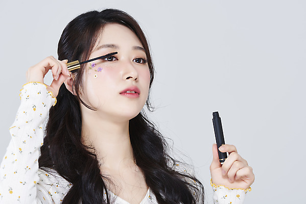 포토 JPG 스튜디오촬영 여자 회색배경 실내 한명 들기 상반신 20대 성인 앞모습 화장 뷰티 한국인 마스카라 아이메이크업 청순 의료성형뷰티 성인여자한명만 국내포토 1 뷰포인트 백그라운드 컨셉 모션 사람 동양인 청년 내부 화장품 회색 여자한명만 성인여자만 파일형식