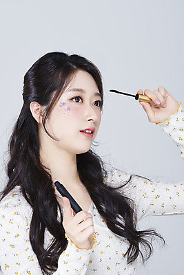 포토 JPG 스튜디오촬영 여자 회색배경 실내 한명 들기 상반신 20대 성인 옆모습 화장 뷰티 한국인 마스카라 아이메이크업 청순 의료성형뷰티 성인여자한명만 국내포토 1 뷰포인트 백그라운드 컨셉 모션 사람 동양인 청년 내부 화장품 회색 여자한명만 성인여자만 파일형식