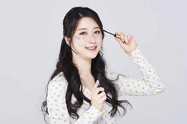 포토 JPG 스튜디오촬영 응시 여자 회색배경 실내 한명 미소 들기 상반신 20대 성인 옆모습 화장 뷰티 한국인 마스카라 아이메이크업 청순 의료성형뷰티 성인여자한명만 국내포토 1 시선 뷰포인트 백그라운드 컨셉 모션 표정 사람 동양인 청년 내부 화장품 회색 여자한명만 성인여자만 파일형식