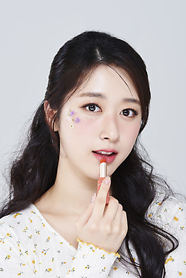 포토 JPG 스튜디오촬영 응시 여자 회색배경 실내 한명 들기 상반신 20대 성인 앞모습 화장 뷰티 한국인 립스틱 바르기 립메이크업 청순 의료성형뷰티 성인여자한명만 국내포토 1 시선 뷰포인트 백그라운드 컨셉 모션 사람 동양인 청년 내부 화장품 회색 여자한명만 성인여자만 파일형식