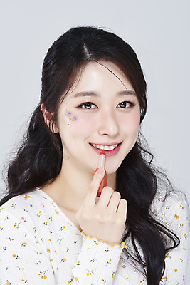 포토 JPG 스튜디오촬영 응시 여자 회색배경 실내 한명 미소 들기 상반신 20대 성인 앞모습 화장 뷰티 한국인 립스틱 바르기 립메이크업 청순 의료성형뷰티 성인여자한명만 국내포토 1 시선 뷰포인트 백그라운드 컨셉 모션 표정 사람 동양인 청년 내부 화장품 회색 여자한명만 성인여자만 파일형식