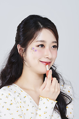 포토 JPG 스튜디오촬영 여자 회색배경 실내 한명 미소 들기 상반신 20대 성인 옆모습 화장 뷰티 한국인 립스틱 바르기 립메이크업 청순 의료성형뷰티 성인여자한명만 국내포토 1 뷰포인트 백그라운드 컨셉 모션 표정 사람 동양인 청년 내부 화장품 회색 여자한명만 성인여자만 파일형식