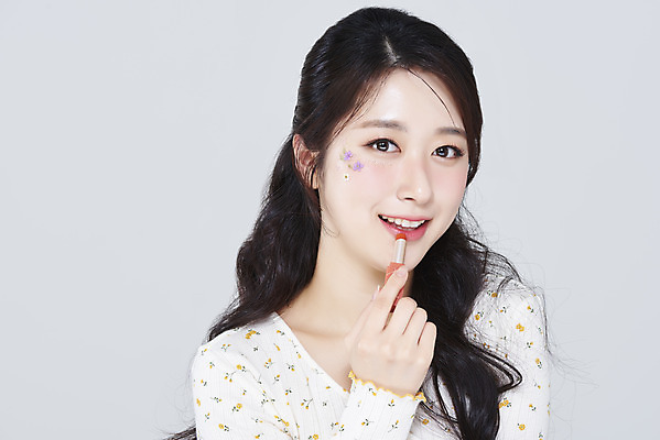 포토 JPG 스튜디오촬영 응시 여자 회색배경 실내 한명 미소 들기 상반신 20대 성인 앞모습 화장 뷰티 한국인 립스틱 바르기 립메이크업 청순 의료성형뷰티 성인여자한명만 국내포토 1 시선 뷰포인트 백그라운드 컨셉 모션 표정 사람 동양인 청년 내부 화장품 회색 여자한명만 성인여자만 파일형식