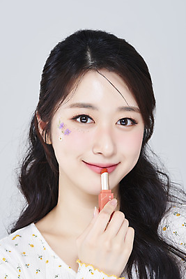 포토 JPG 스튜디오촬영 응시 여자 회색배경 실내 한명 미소 들기 상반신 20대 성인 앞모습 화장 뷰티 한국인 립스틱 바르기 립메이크업 청순 의료성형뷰티 성인여자한명만 국내포토 1 시선 뷰포인트 백그라운드 컨셉 모션 표정 사람 동양인 청년 내부 화장품 회색 여자한명만 성인여자만 파일형식