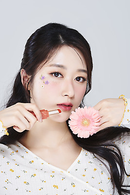 포토 JPG 스튜디오촬영 응시 여자 회색배경 실내 한명 들기 상반신 20대 성인 앞모습 화장 뷰티 한국인 립스틱 거베라 립메이크업 청순 의료성형뷰티 성인여자한명만 국내포토 1 시선 꽃 뷰포인트 백그라운드 컨셉 모션 사람 동양인 청년 내부 화장품 회색 여자한명만 성인여자만 파일형식