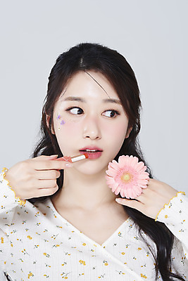 포토 JPG 스튜디오촬영 응시 여자 회색배경 실내 한명 들기 상반신 20대 성인 앞모습 화장 뷰티 한국인 립스틱 거베라 립메이크업 청순 의료성형뷰티 성인여자한명만 국내포토 1 시선 꽃 뷰포인트 백그라운드 컨셉 모션 사람 동양인 청년 내부 화장품 회색 여자한명만 성인여자만 파일형식